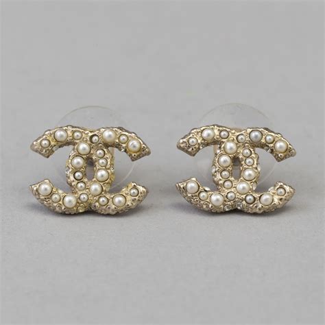 chanel örhängen guld|Chanel crochet earrings.